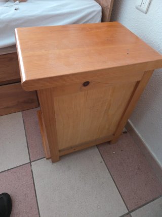 Mesita de noche de madera con cajones