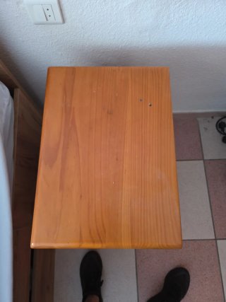 Mesita de noche de madera con cajones