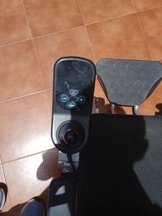 Silla de ruedas eléctrica negra