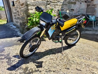 Suzuki 50cc Enduro Negra y Amarilla