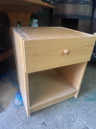Mesita de noche de madera