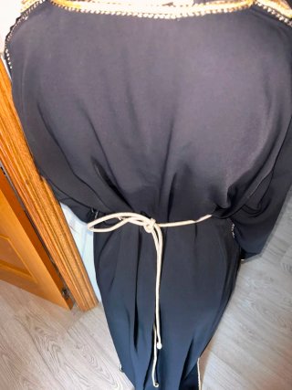 Caftán negro con detalles dorados
