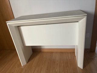 Mesa extensible de sobre de piedra y madera blanca