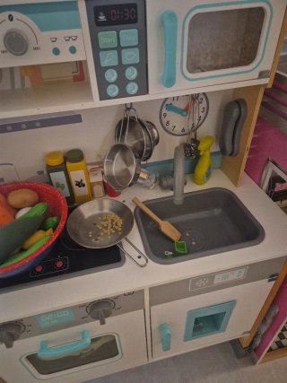 Cocinita de madera con accesorios