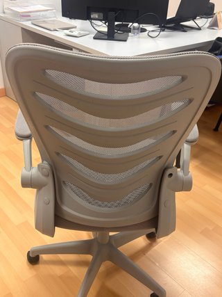 Silla de oficina gris como nueva