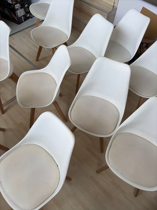 Sillas blancas de plástico y madera
