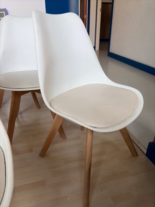Sillas blancas de plástico y madera