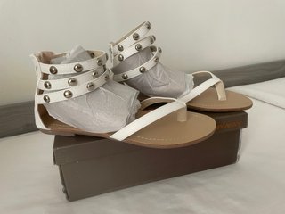 Sandalias romanas blancas con tachuelas