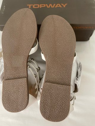 Sandalias romanas blancas con tachuelas