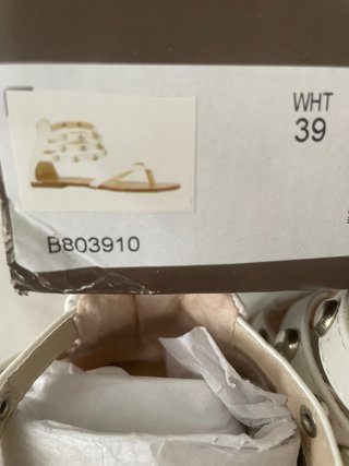 Sandalias romanas blancas con tachuelas