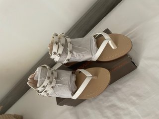 Sandalias romanas blancas con tachuelas