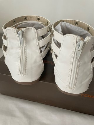 Sandalias romanas blancas con tachuelas