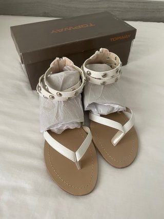 Sandalias romanas blancas con tachuelas