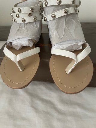 Sandalias romanas blancas con tachuelas