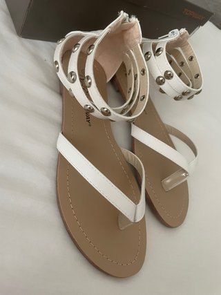 Sandalias romanas blancas con tachuelas