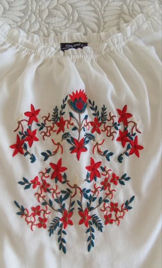 Blusa blanca bordada