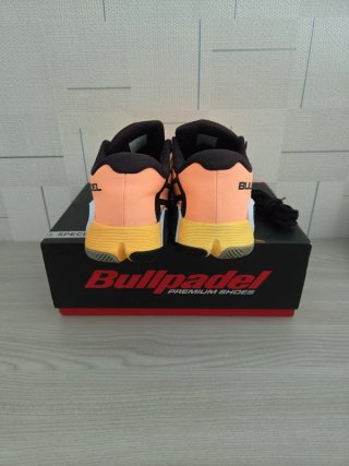 Zapatilla Bullpadel Vertex Naranja Negra
