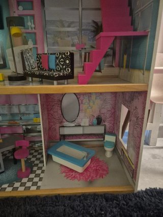 Casita de muñecas con muebles