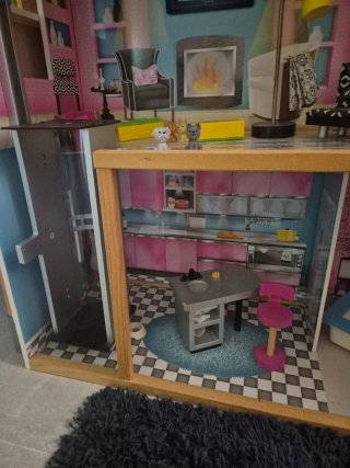 Casita de muñecas con muebles