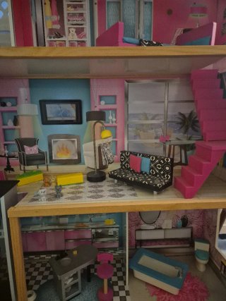 Casita de muñecas con muebles