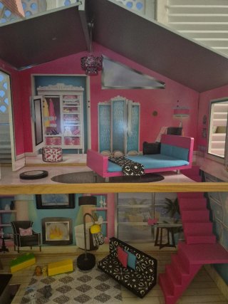 Casita de muñecas con muebles