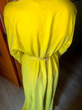 Caftán amarillo con pedrería