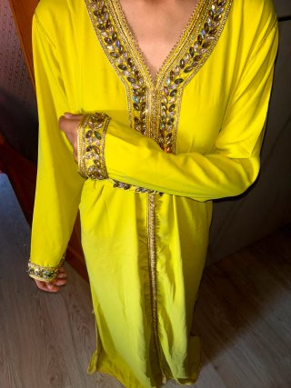 Caftán amarillo con pedrería