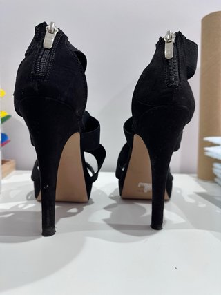 Sandalias Negras de Tiras Cruzadas