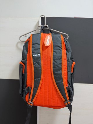 Mochila Basic Fit Gris y Naranja
