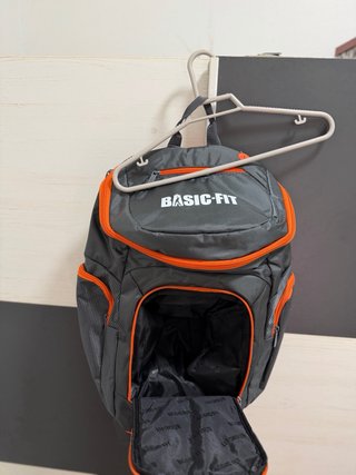Mochila Basic Fit Gris y Naranja