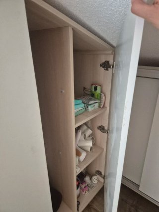 Armario inclinado para buhardilla o bajo escalera
