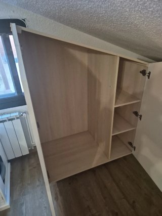 Armario inclinado para buhardilla o bajo escalera