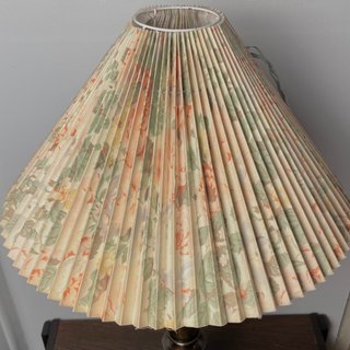 Lampada da tavolo vintage floreale