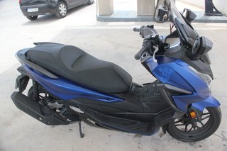 Moto Honda Forza 125 Color azul con poco uso
