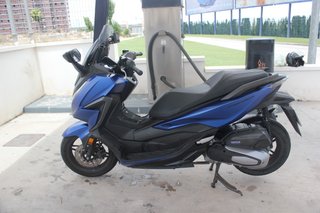Moto Honda Forza 125 Color azul con poco uso