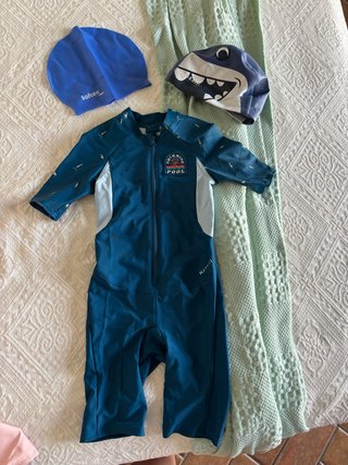 Traje de baño niño piscina azul y dos gorros