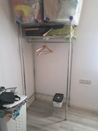 Perchero ropero de hierro y plástico