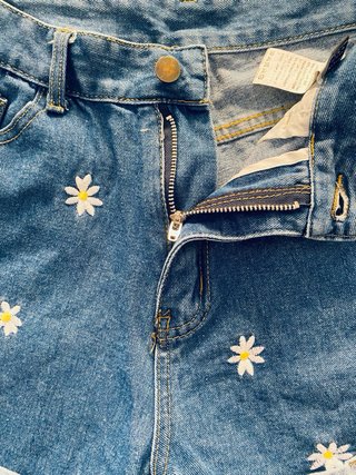 Shorts vaqueros con margaritas Talla M
