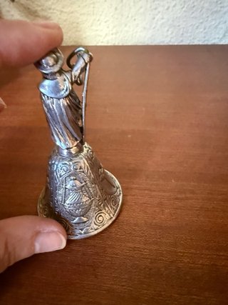 Campana plateada con figura Santiago