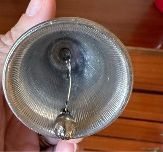 Campana plateada con figura Santiago