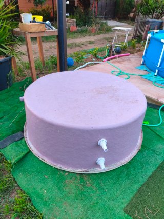Piscina de fibra de vidrio morada y blanca