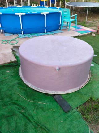 Piscina de fibra de vidrio morada y blanca