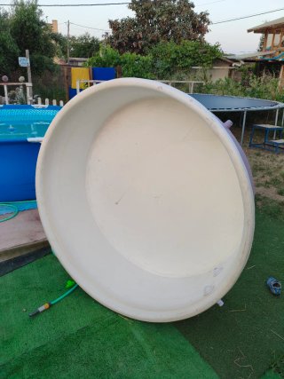 Piscina de fibra de vidrio morada y blanca