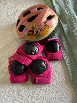Casco y protecciones patinaje niña rosa