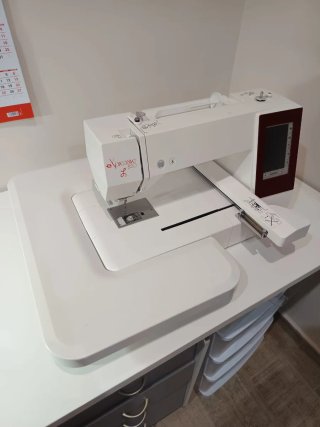 Máquina de bordar Elna Expressive 830L