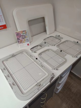 Máquina de bordar Elna Expressive 830L