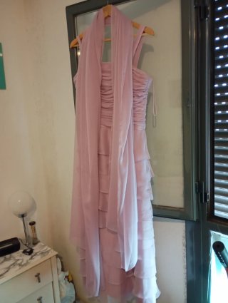 Vestido de fiesta rosa con volantes