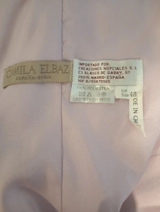 Vestido de fiesta rosa con volantes