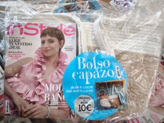 Revista Instyle + bolso capazo playa. Julio 2026