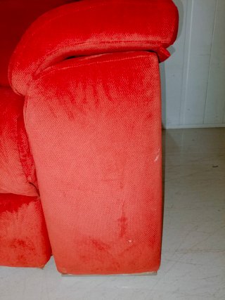 Sofá 2 plazas marca PEDRO ORTIZ Terciopelo rojo